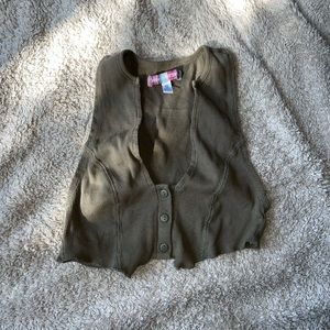 Cute olive green loose crop top.